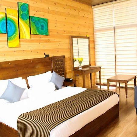 Aloft Grand Hotel Ела Екстериор снимка